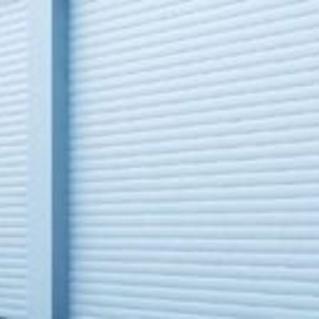 Rollläden vor großen Fenstern im Außenbereich