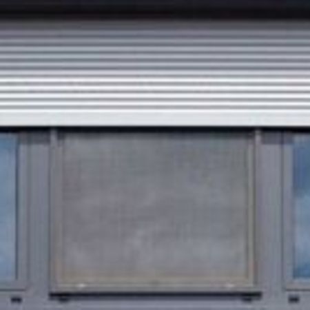 halb aufgerollte Rollläden