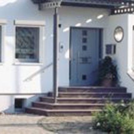 Haus im Außenbereich mit Fenstern und Rollläden