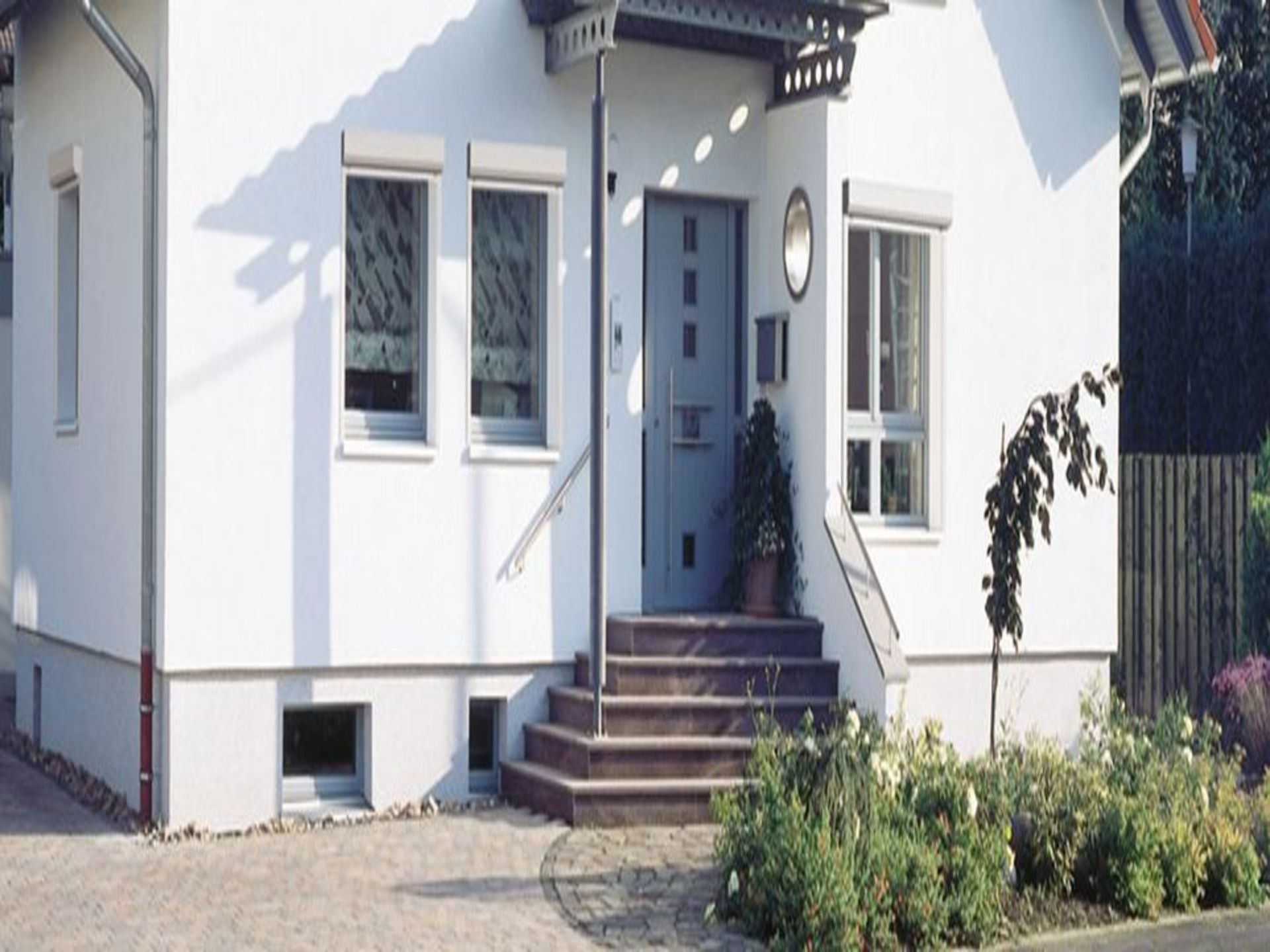 Bild eines Hauses mit Rollläden von außen